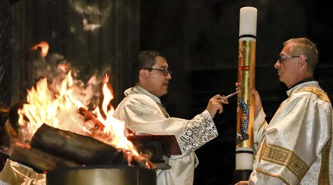 Vigília Pascal celebra a vitória da vida sobre a morte na Catedral