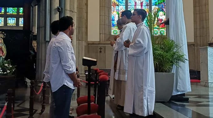 Catedral de Petrópolis reúne fiéis para o Ofício das Leituras e Laudes no Sábado Santo